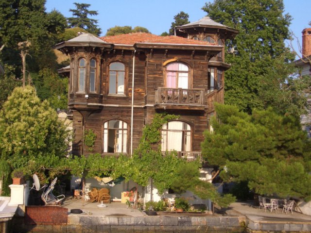 oldwoodenhouseyalionthebosphorus.jpg